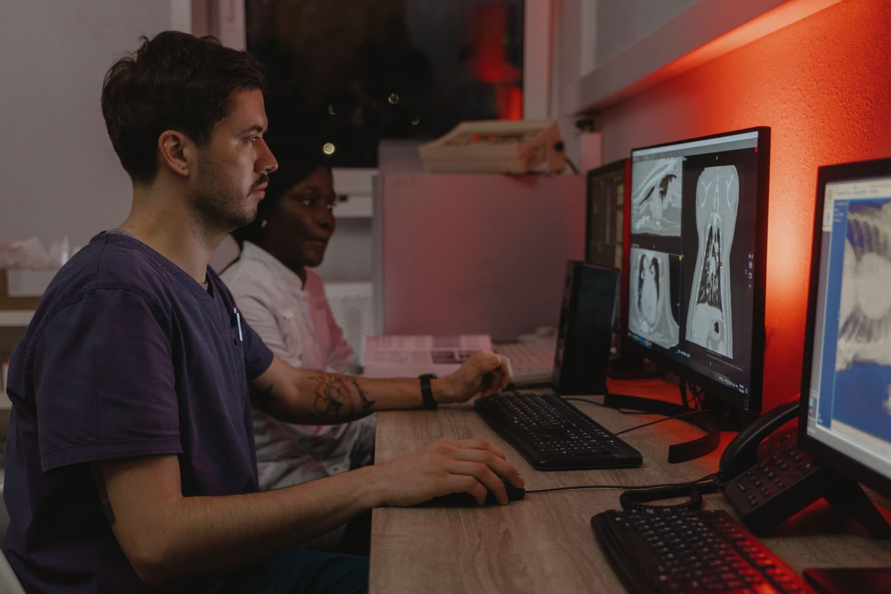 Equipe médica avaliando imagens de tomografia computadorizada